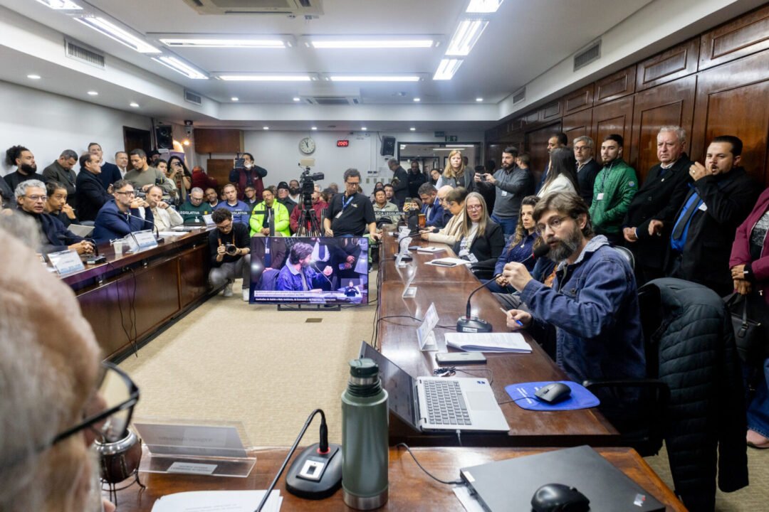 Audiência Pública sobre nova fábrica da CMPC Celulose é marcada por pressão popular e defesa do Pampa, Guaíba e dos povos