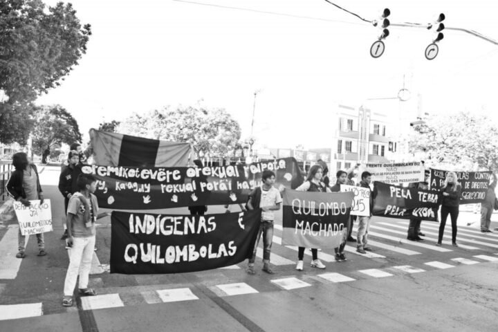 Indígenas e Quilombolas ocupam a frente do Incra-RS