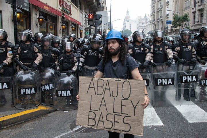 Lutar não é crime! Liberdade já para os manifestantes detidos pela polícia do Governo Milei na Argentina