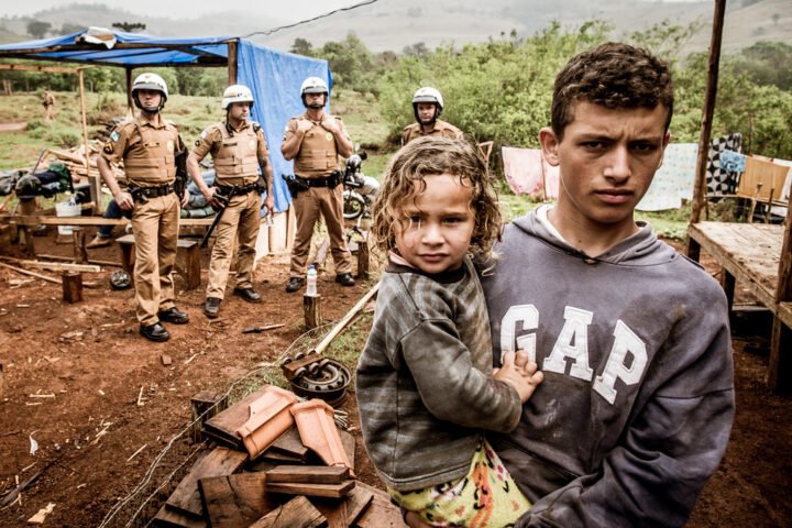 Legenda da foto:  Despejo de comunidade de 54 famílias acampadas em Laranjal, no Paraná, em 2019. Foto: Leandro Taques.