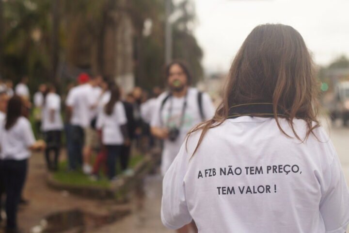 camiseta com dizeres "A fzb não tem preço, tem valor!!"